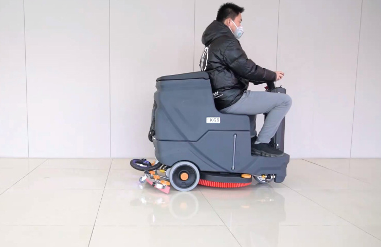 工業(yè)駕駛式洗地機的優(yōu)缺點